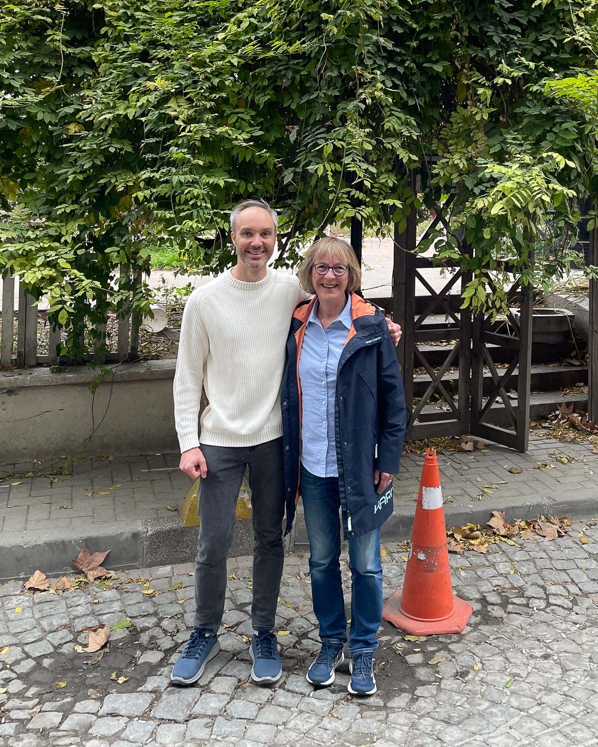 Vidar Bergum og redaktør Anne-Berit foran et grønt område i Istanbul.