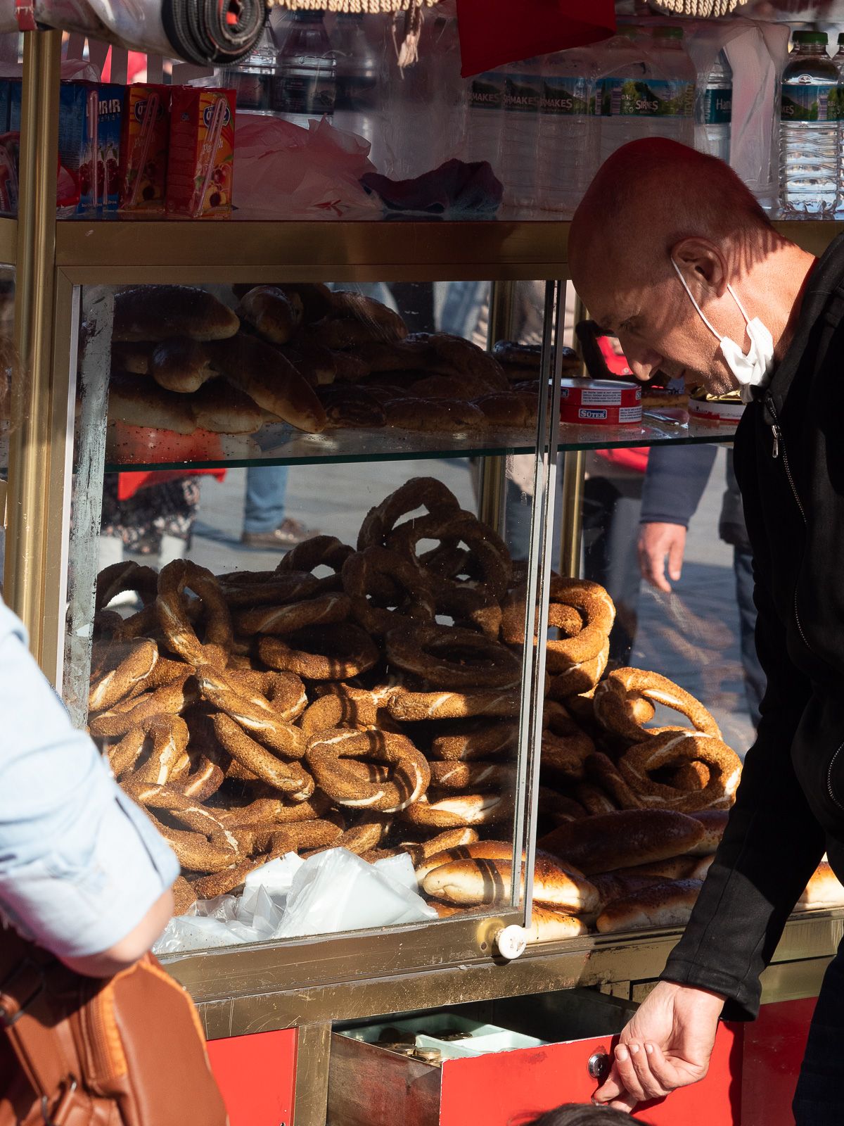 Mann selger simit og açma fra en tralle i Istanbul.